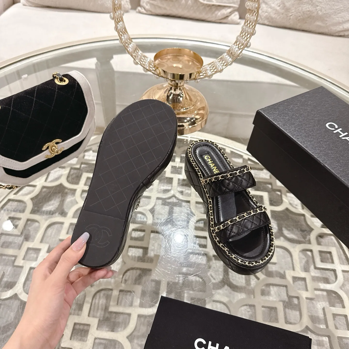 💕💕Factory direct selling price p600💕💕 𝐂𝐇𝐀𝐍𝐄𝐋 | Xiaoxiang 25𝐬𝐬 🦋2025 Spring and Summer New Products Counter Classic Xiaoxiang Double C Diamond Chain Slippers Series New〰 🍬 A must-have in the BS fashion circle The matching will interpret the meticulous, minimalist and classic elements that will never fade away. 💋 Showing a unique dressing style that is too beautiful to say. A must-have for summer... Upper: original high-customized lambskin. Lining: imported mixed sheepskin lining. Outsole: original molded non-slip outsole. Shoe size: 35-39 (34.40.41.42 customization is not returnable).